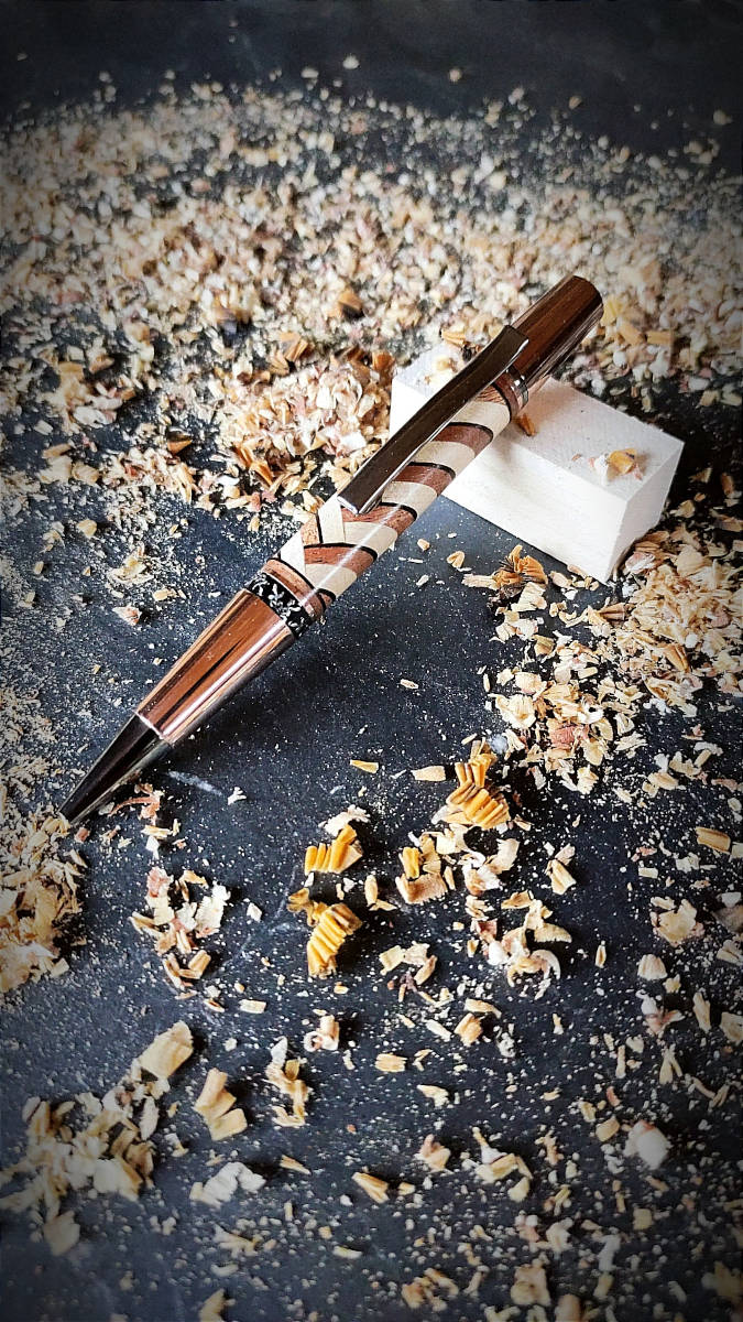 Stylo en bois fabriqué par un ébéniste