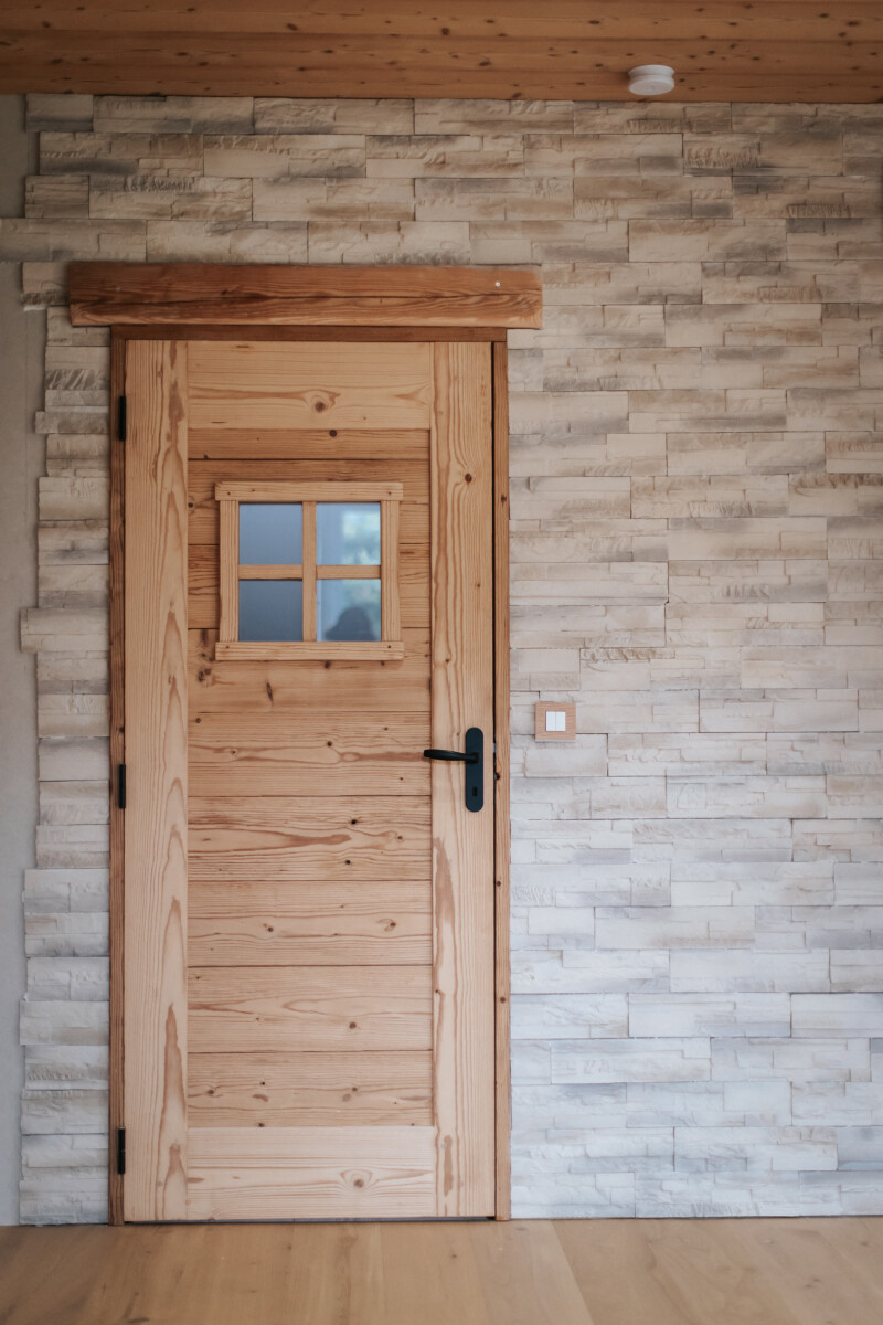 Fabrication et pose de portes en bois