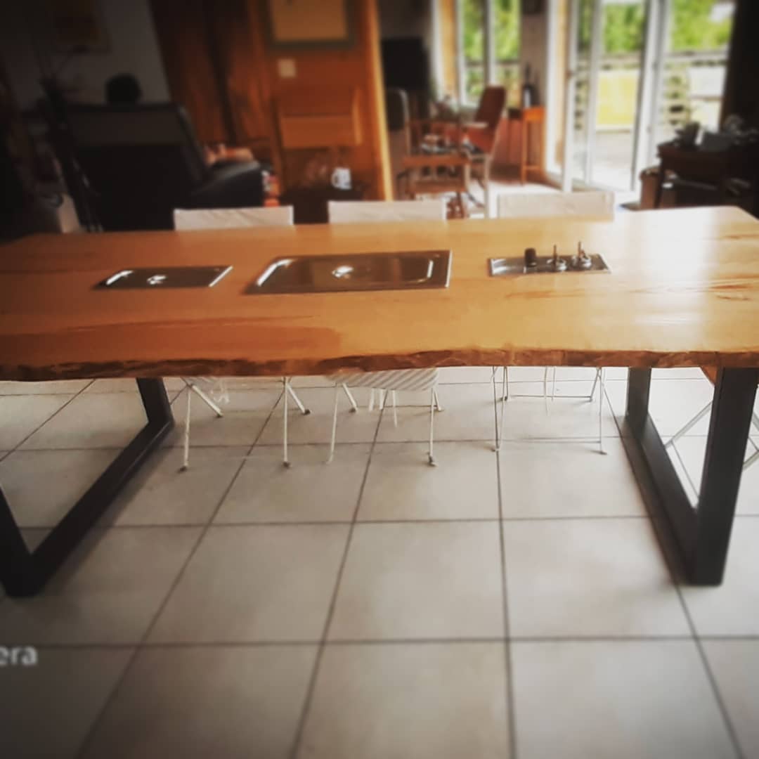 Table en bois d'ébéniste