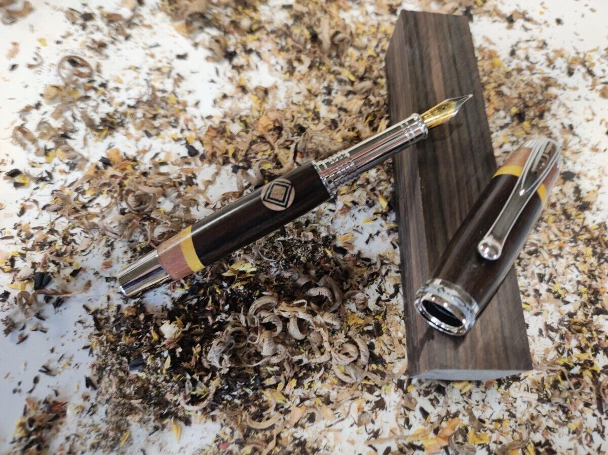 Stylo plume de fabrication d'ébéniste